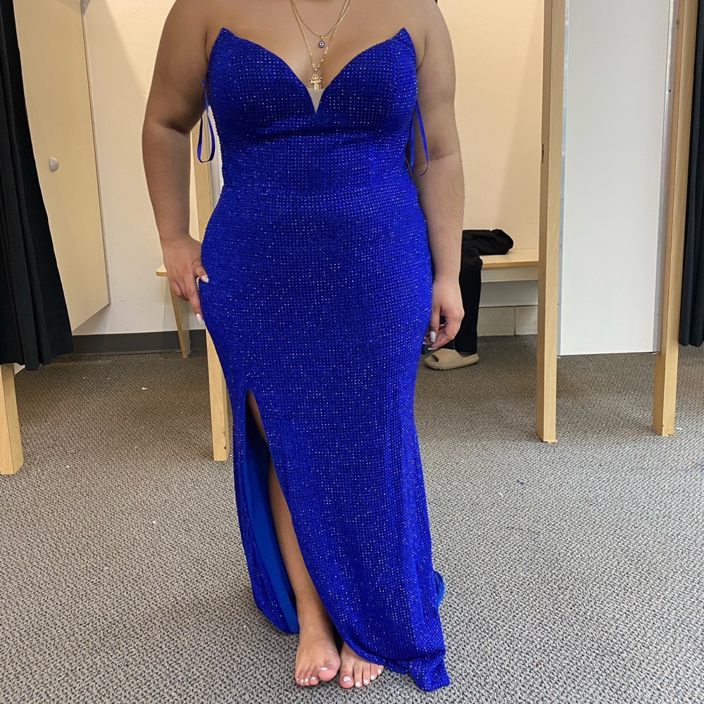 A prom dress, brand of the dress is PORTIA&SCARLETT, size of the dress is 16,